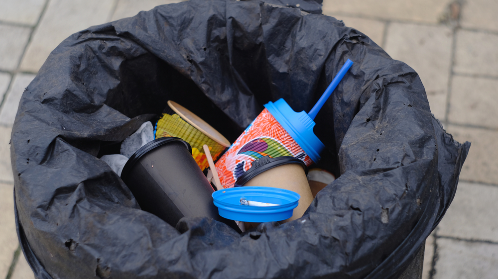 Fra kaffelatte og smøger til fremtidens plastik – kan affald blive en bærdygtig ressource?