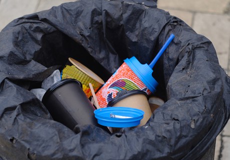 Fra kaffelatte og smøger til fremtidens plastik – kan affald blive en bæredygtig ressource?