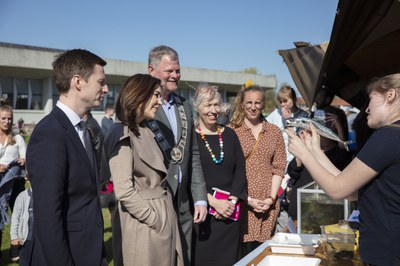 H.K.H. Kronprinsessen, uddannelses- og forskningsministeren og Roskildes borgmester besøger foreningsworkshops