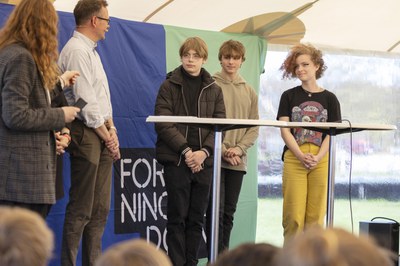 Udvalgsformand og elever i samtale på scene